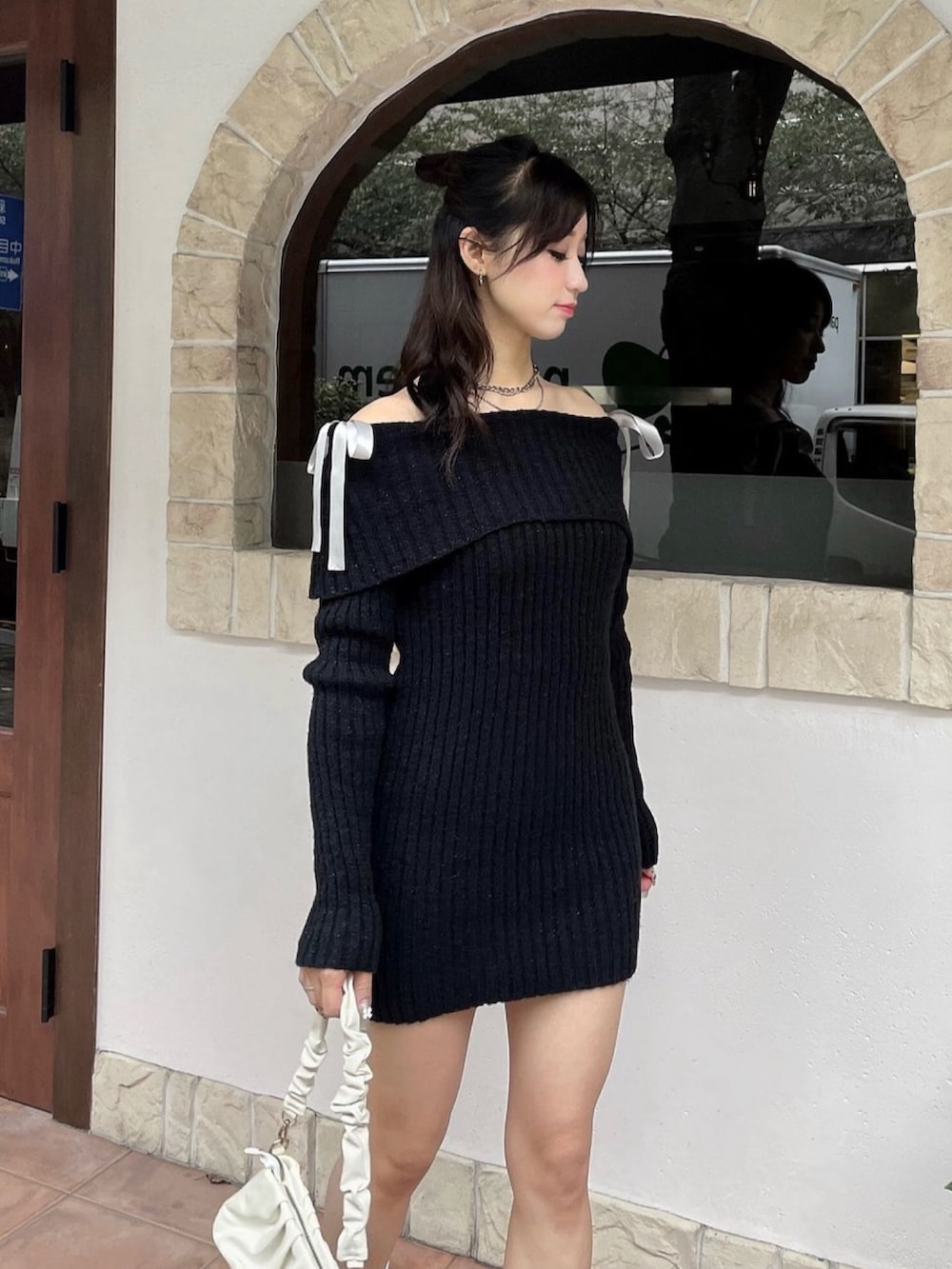 ブラック系のワンピース、ブラック系のチューブトップを着用したレディースの秋コーディネートの2枚目の写真