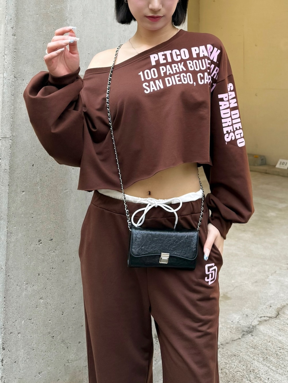 ブラウン系のセットアップを着用したレディースの秋コーディネートの2枚目の写真