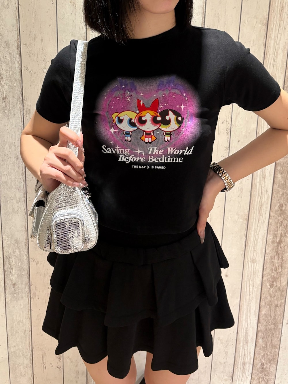 ブラック系のスカート、ブラック系のTシャツ/カットソー、ブルー系のデニムジャケットを着用したレディースの秋コーディネートの2枚目の写真