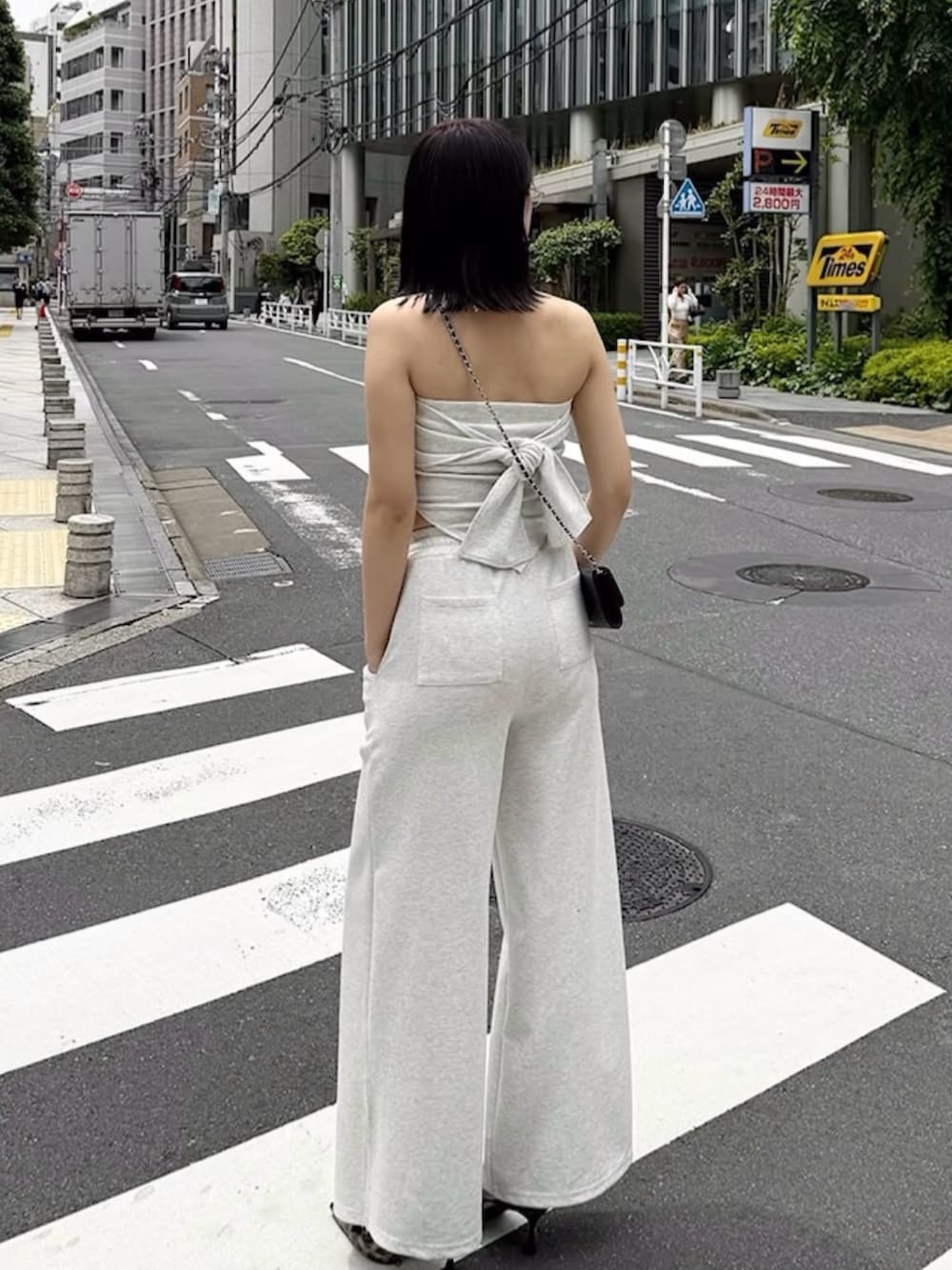 その他のパンプス、グレー系のワンピースを着用したレディースの夏コーディネートの2枚目の写真