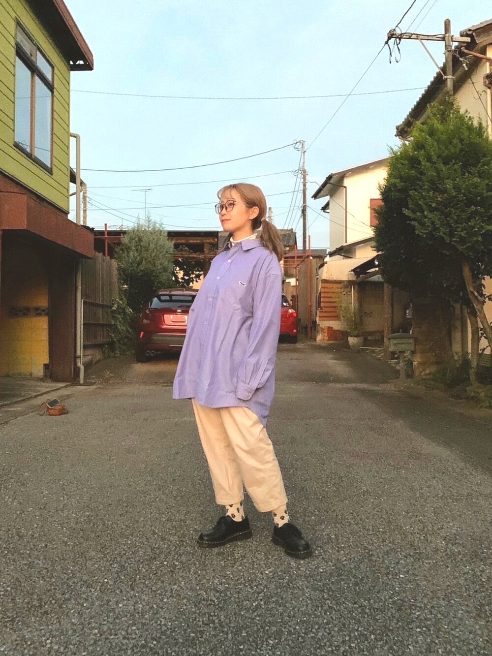 ブルー系のシャツ/ブラウス、ブルー系のシャツ/ブラウス、ベージュ系のチノパンツを着用したレディースの秋コーディネートの2枚目の写真