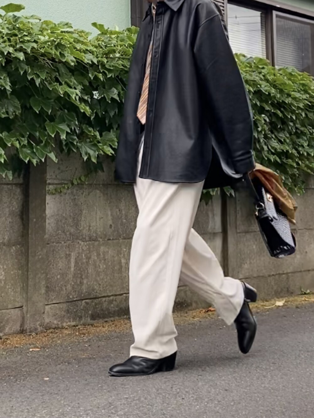 その他のネクタイ、ホワイト系のその他パンツ、ブラック系のドレスシューズを着用したメンズの夏コーディネートの2枚目の写真