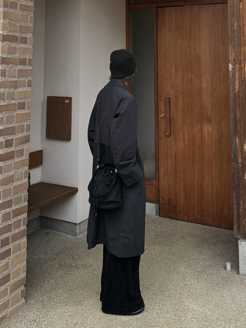 ブラック系のスラックス、ブラック系のジャケット/アウター、ブラック系のショルダーバッグを着用したメンズの秋コーディネートの2枚目の写真
