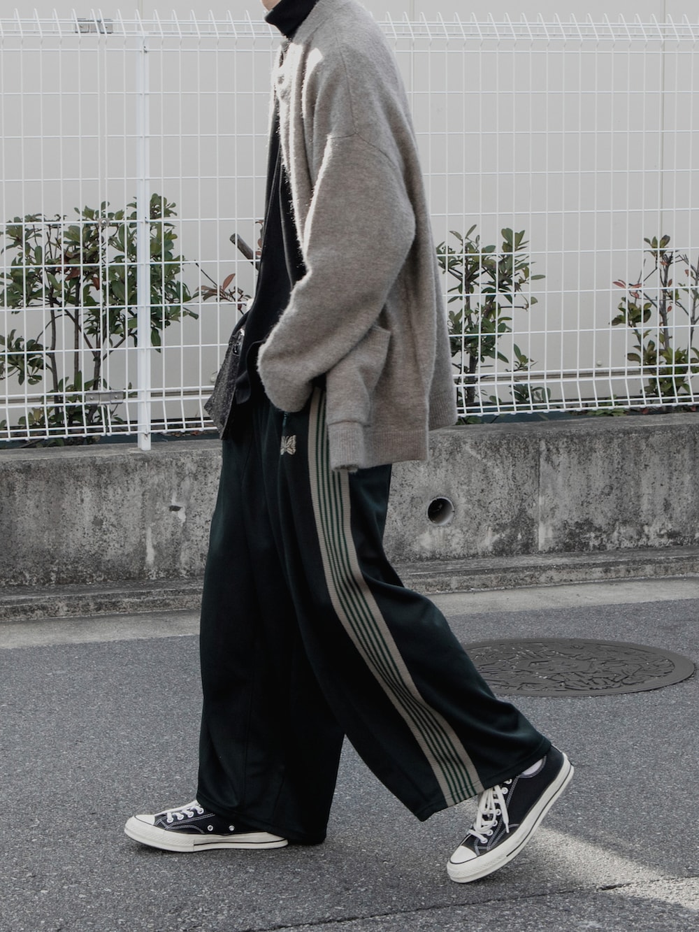 「シンプルコーデ、カジュアルコーデ、春夏コーデ、オーバーサイズ、カーディガン、トラックパンツ、NEEDLES、converse」｜「remerのloose basic mohair cardigan / ルーズベーシックモヘア混カーディガン（カーディガン/ボレロ、グレー系）」を使った、ゆーきさん（メンズ・174cm）の春コーディネートの2枚目の写真