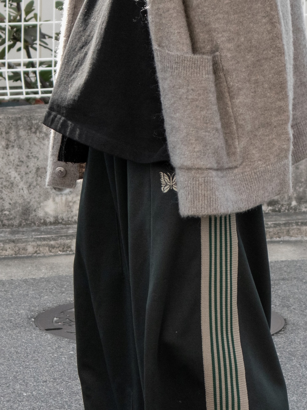 「シンプルコーデ、カジュアルコーデ、春夏コーデ、オーバーサイズ、カーディガン、トラックパンツ、NEEDLES、converse」｜「remerのloose basic mohair cardigan / ルーズベーシックモヘア混カーディガン（カーディガン/ボレロ、グレー系）」を使った、ゆーきさん（メンズ・174cm）の春コーディネートの3枚目の写真