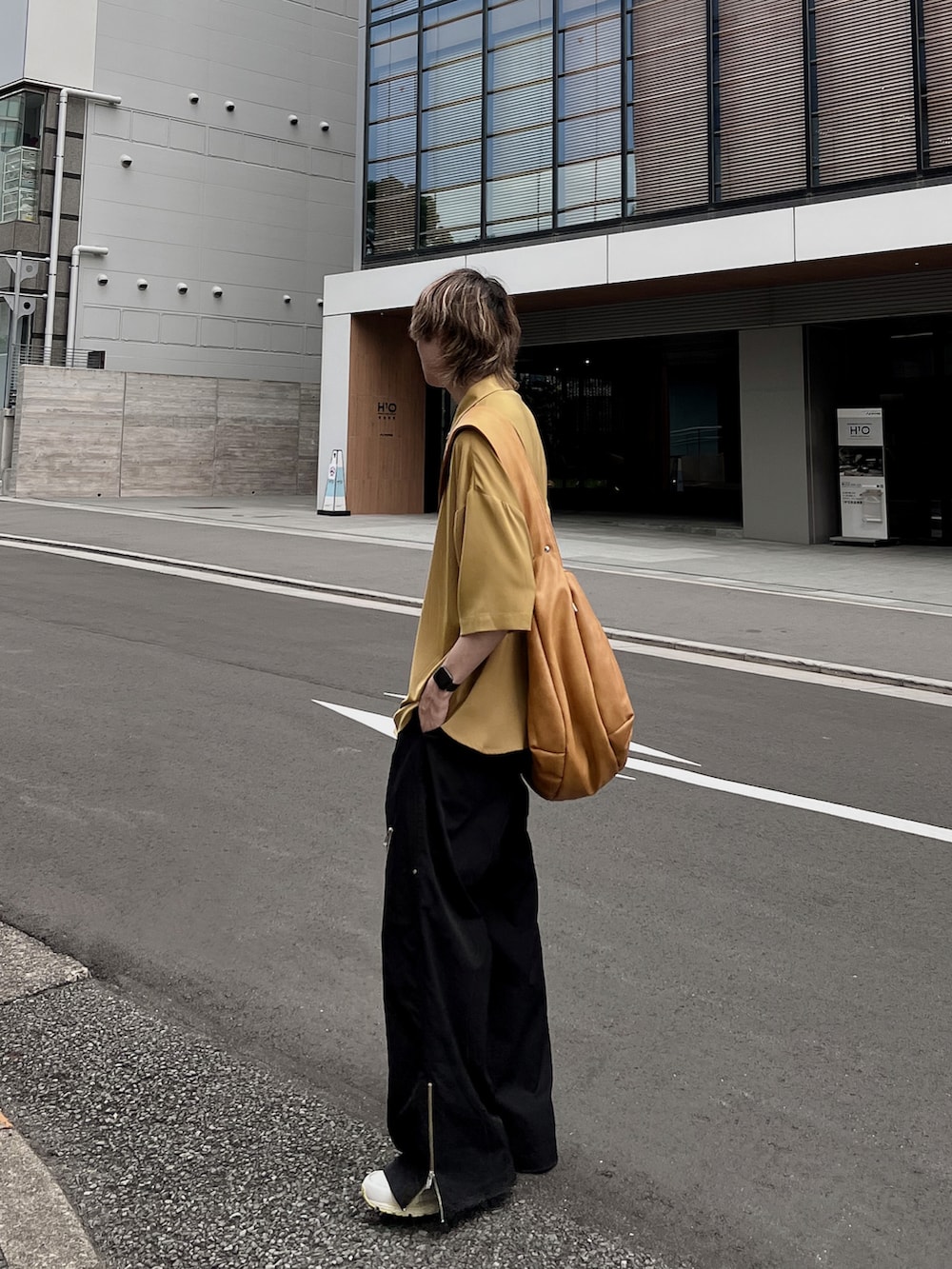 イエロー系のシャツ/ブラウス、ブラック系のその他パンツ、イエロー系のショルダーバッグを着用したメンズの夏コーディネートの2枚目の写真