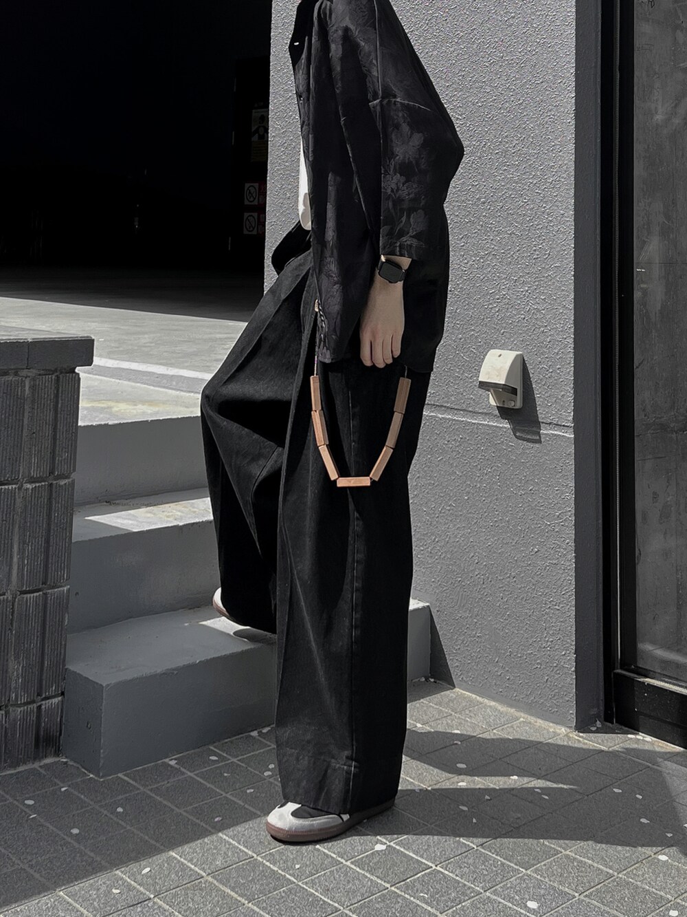 ブラック系のシャツ/ブラウス、ホワイト系のタンクトップ、ブラック系のスニーカーを着用したメンズの春コーディネートの3枚目の写真