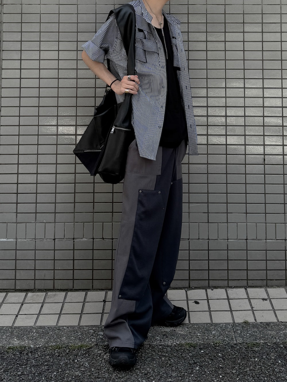 ブルー系のシャツ/ブラウス、グレー系のその他パンツ、ブラック系のショルダーバッグを着用したメンズの夏コーディネートの2枚目の写真