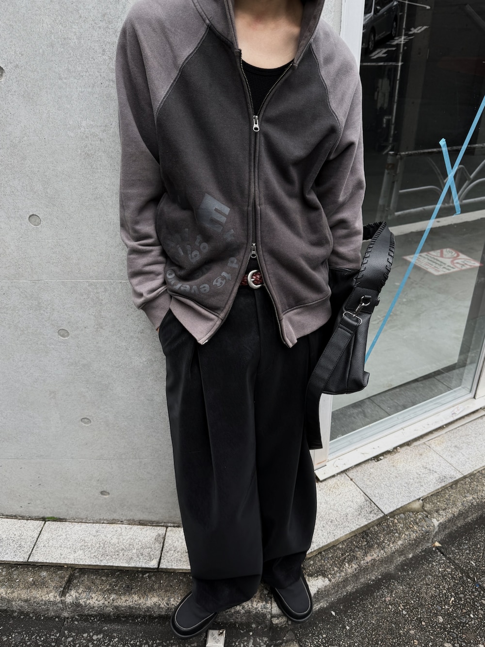 グレー系のパーカー、ブラック系のその他パンツ、ブラック系のショルダーバッグを着用したメンズの秋コーディネートの2枚目の写真