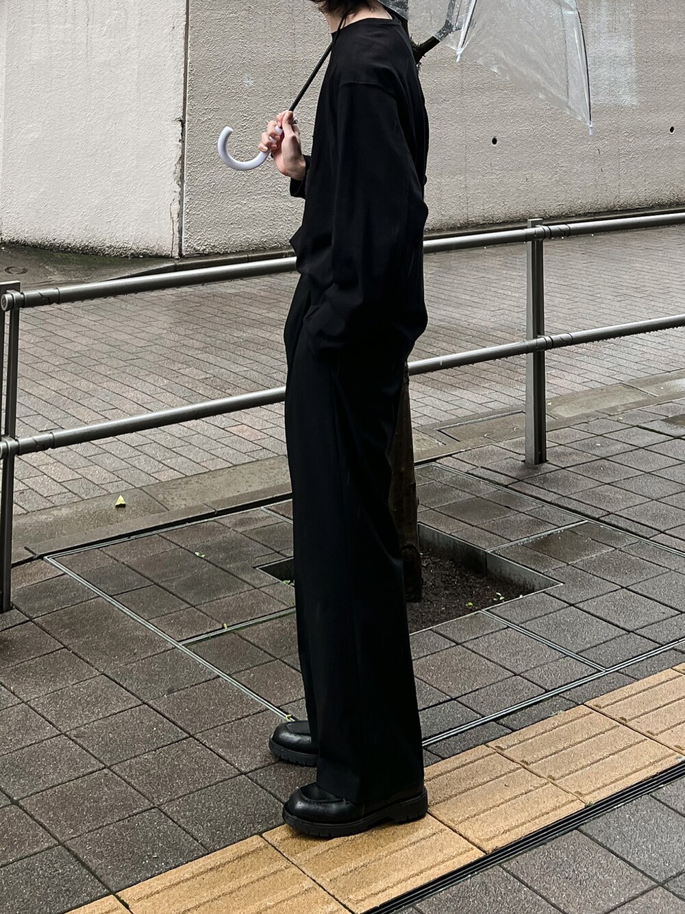 ブラック系のTシャツ/カットソー、ブラック系のパンツ、ブラック系のドレスシューズを着用したメンズの春コーディネートの2枚目の写真