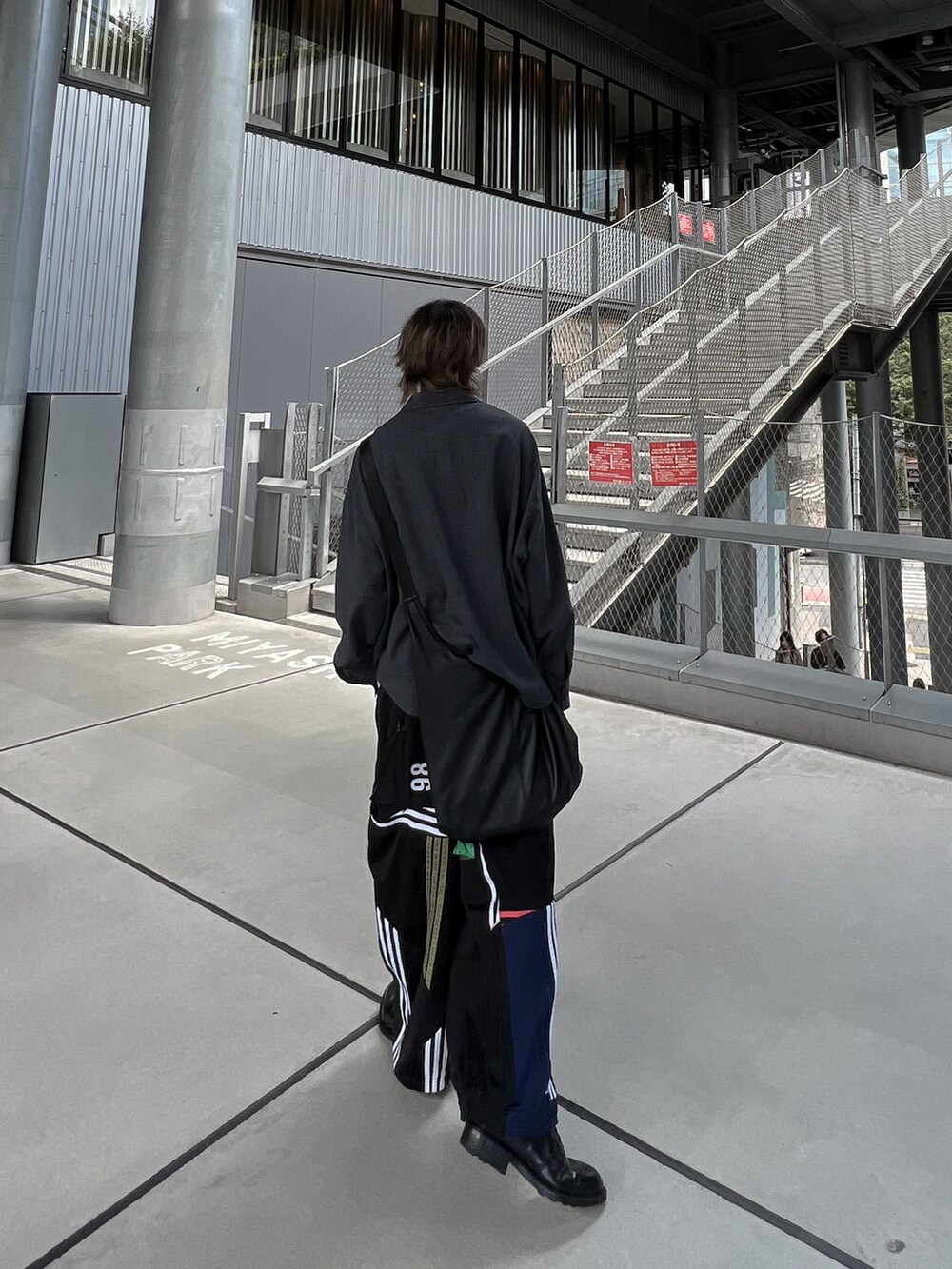 グレー系のシャツ/ブラウス、ブラック系のショルダーバッグ、ブラック系のその他パンツを着用したメンズの秋コーディネートの2枚目の写真