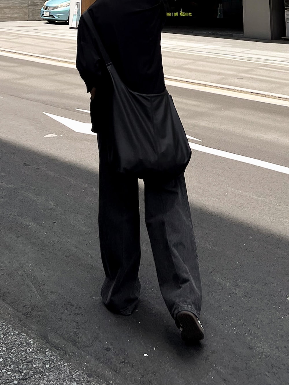 ブラック系のシャツ/ブラウス、グレー系のデニムパンツ、ブラック系のショルダーバッグを着用したメンズの春コーディネートの2枚目の写真