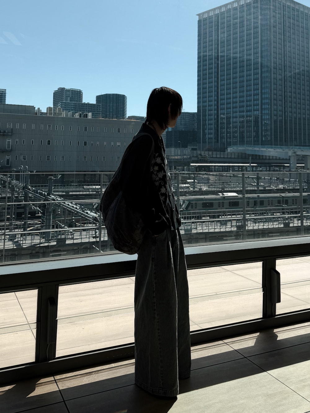 ブラック系のシャツ/ブラウス、ブルー系のスラックス、その他のバッグを着用したメンズの春コーディネートの2枚目の写真