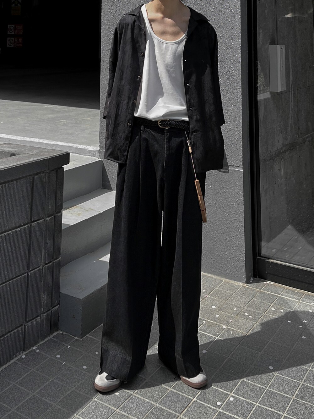 ブラック系のシャツ/ブラウス、ホワイト系のタンクトップ、ブラック系のスニーカーを着用したメンズの春コーディネートの2枚目の写真