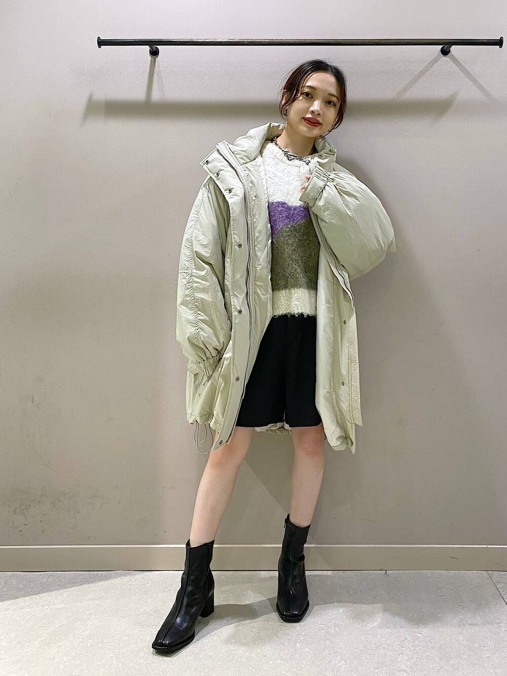 ホワイト系のダウンジャケット/コート、ブラック系のその他パンツ、ブラック系のパンプスを着用したレディースの秋コーディネートの5枚目の写真