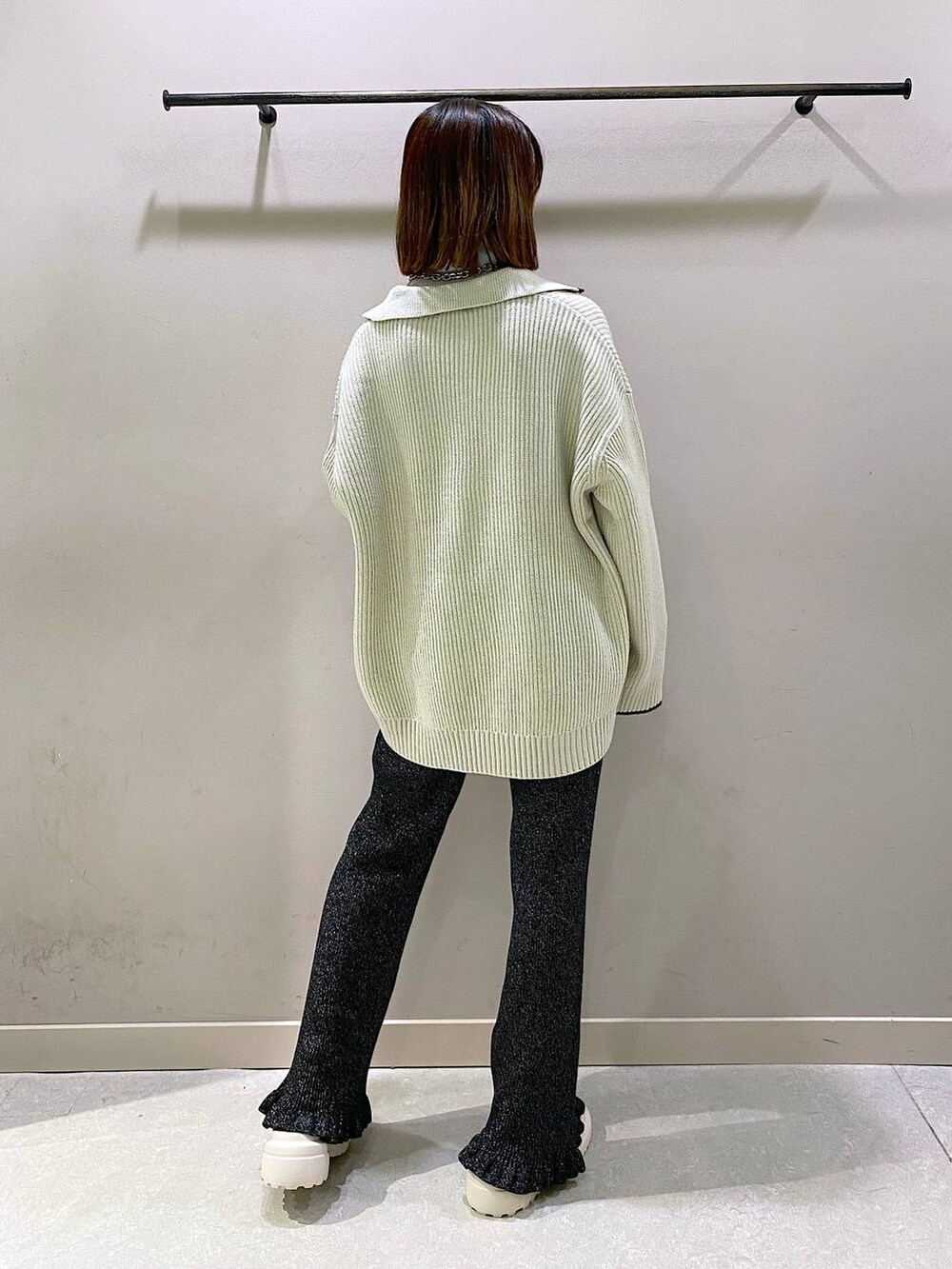 ホワイト系のその他シューズ、ブラック系のその他パンツ、ホワイト系のニット/セーターを着用したレディースの秋コーディネートの3枚目の写真