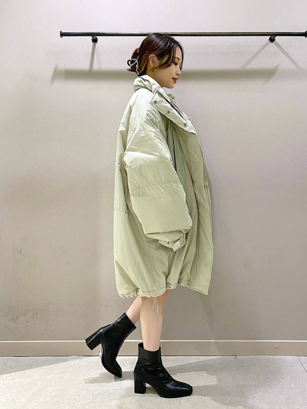 ホワイト系のダウンジャケット/コート、ブラック系のその他パンツ、ブラック系のパンプスを着用したレディースの秋コーディネートの2枚目の写真