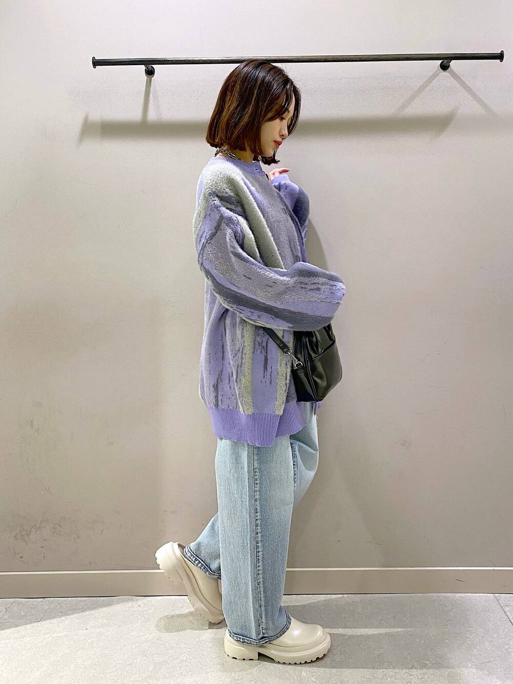 ホワイト系のキャミソール、ブルー系のデニムパンツ、ホワイト系のその他シューズを着用したレディースの秋コーディネートの2枚目の写真