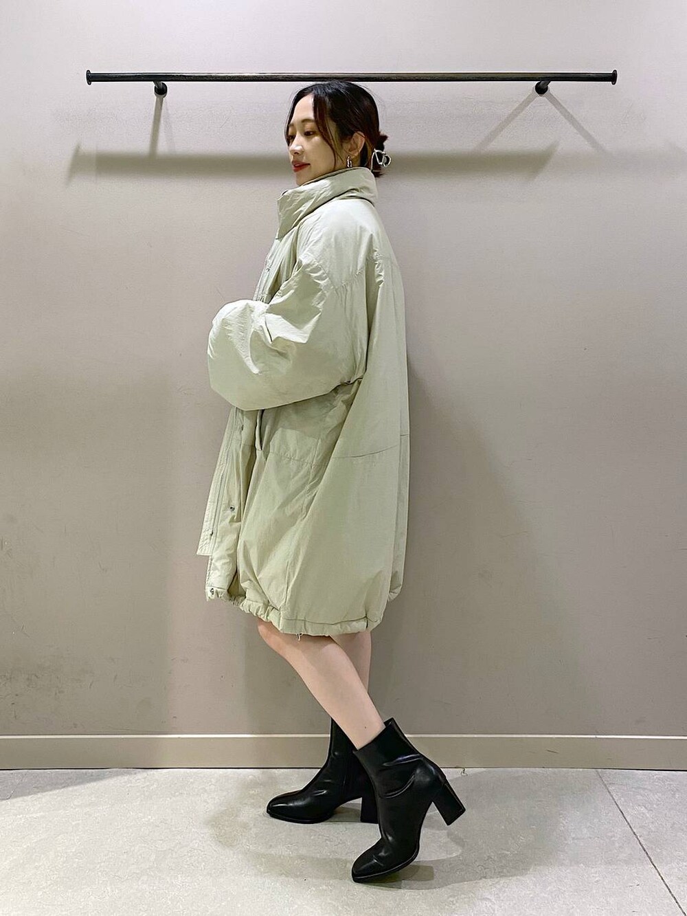 ホワイト系のダウンジャケット/コート、ブラック系のその他パンツ、ブラック系のパンプスを着用したレディースの秋コーディネートの4枚目の写真