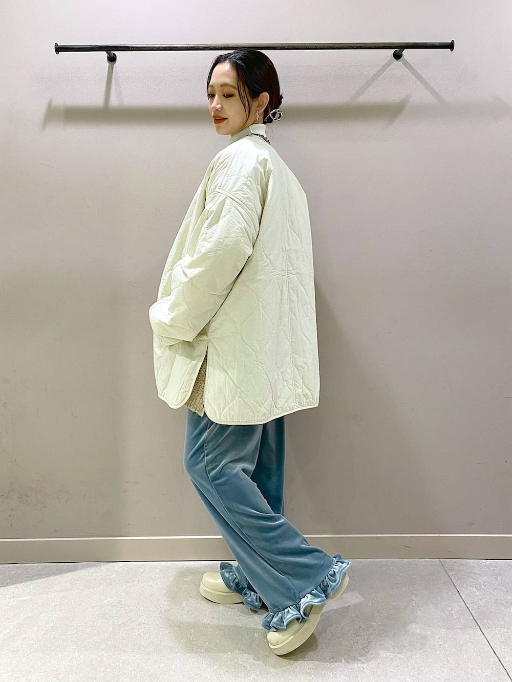 ホワイト系のブルゾン、ホワイト系のニット/セーター、ホワイト系のブーツを着用したレディースの秋コーディネートの2枚目の写真