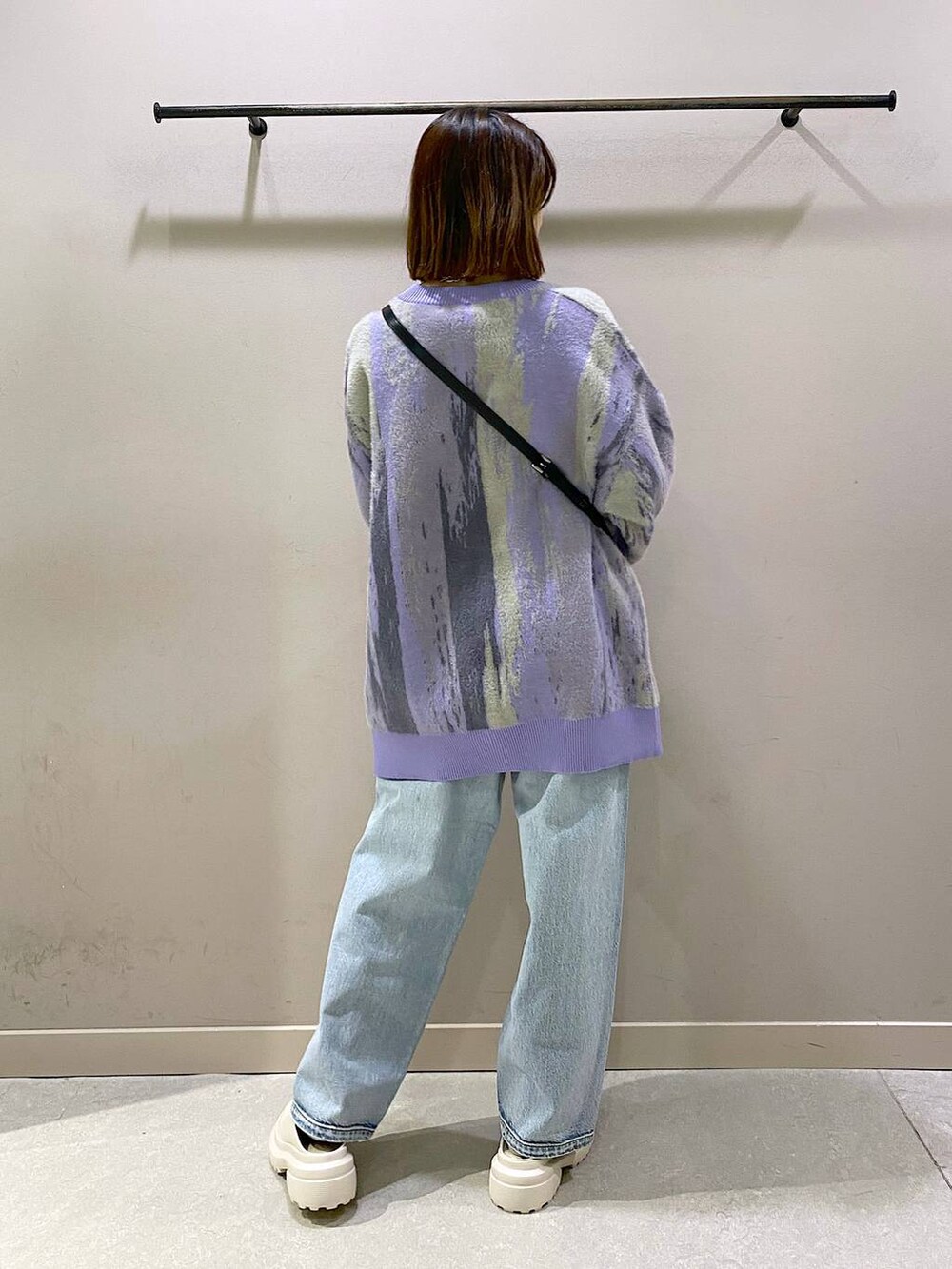 ホワイト系のキャミソール、ブルー系のデニムパンツ、ホワイト系のその他シューズを着用したレディースの秋コーディネートの3枚目の写真