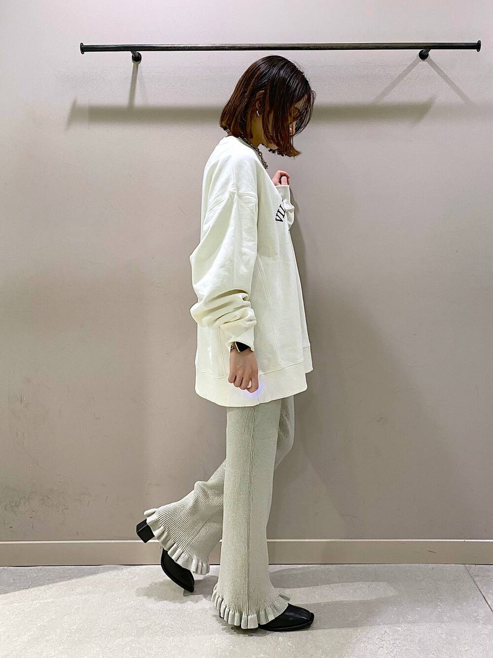 ホワイト系のスウェット、シルバー系のその他パンツ、ブラック系のパンプスを着用したレディースの秋コーディネートの4枚目の写真