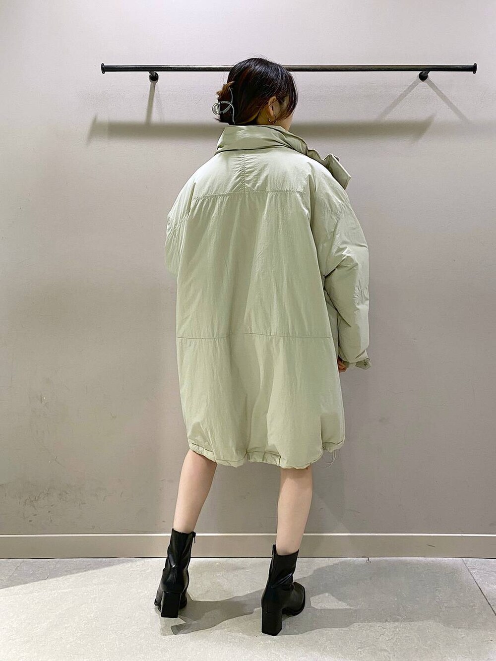 ホワイト系のダウンジャケット/コート、ブラック系のその他パンツ、ブラック系のパンプスを着用したレディースの秋コーディネートの3枚目の写真