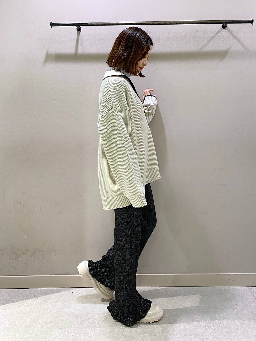 ホワイト系のその他シューズ、ブラック系のその他パンツ、ホワイト系のニット/セーターを着用したレディースの秋コーディネートの4枚目の写真