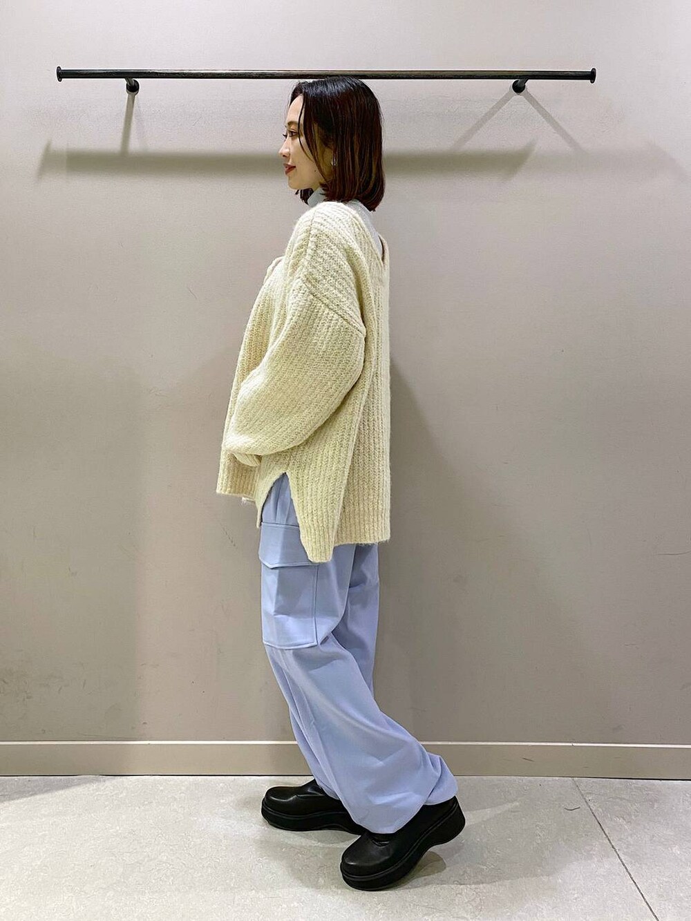 ホワイト系のニット/セーター、ブラック系のブーツ、シルバー系のTシャツ/カットソーを着用したレディースの秋コーディネートの2枚目の写真