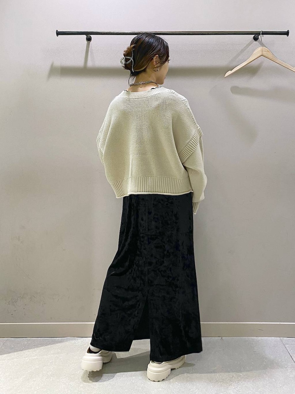 ホワイト系のTシャツ/カットソー、ブラック系のワンピース、ベージュ系のTシャツ/カットソーを着用したレディースの秋コーディネートの3枚目の写真