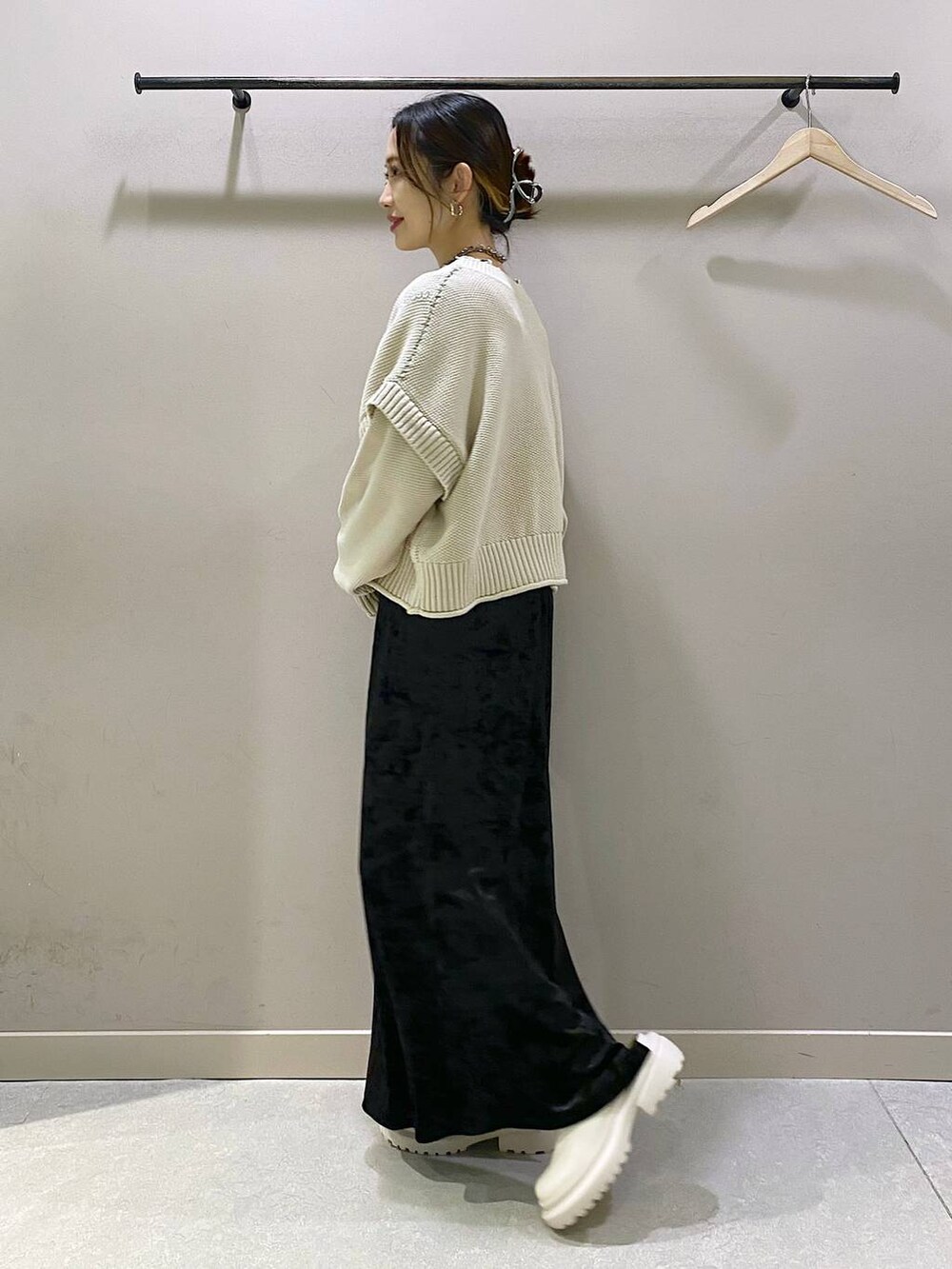 ホワイト系のTシャツ/カットソー、ブラック系のワンピース、ベージュ系のTシャツ/カットソーを着用したレディースの秋コーディネートの2枚目の写真