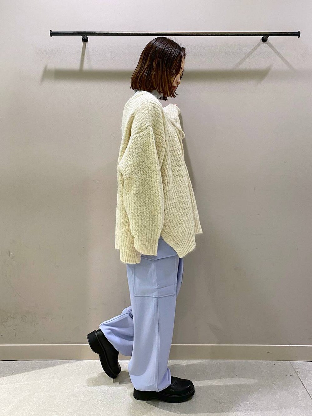 ホワイト系のニット/セーター、ブラック系のブーツ、シルバー系のTシャツ/カットソーを着用したレディースの秋コーディネートの4枚目の写真