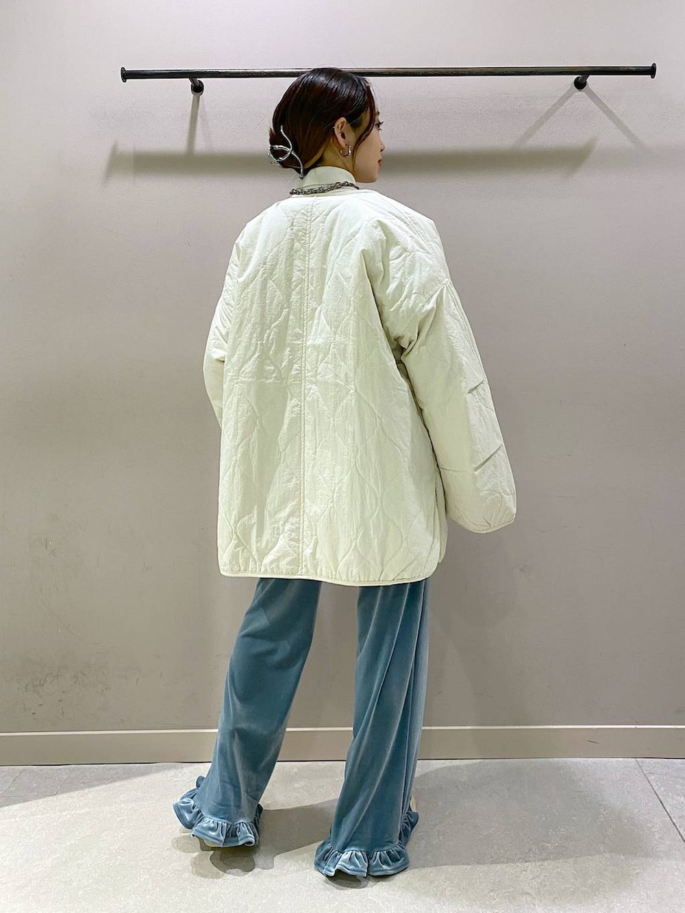 ホワイト系のブルゾン、ホワイト系のニット/セーター、ホワイト系のブーツを着用したレディースの秋コーディネートの3枚目の写真