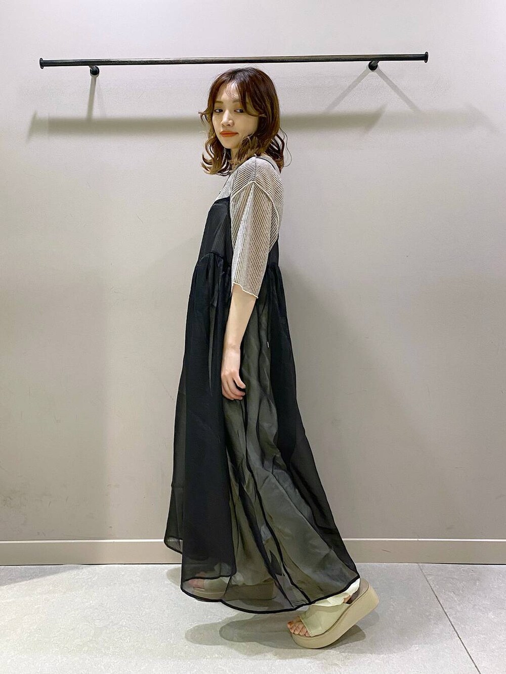 ホワイト系のキャミソール、ホワイト系のサンダル、ホワイト系のTシャツ/カットソーを着用したレディースの夏コーディネートの2枚目の写真