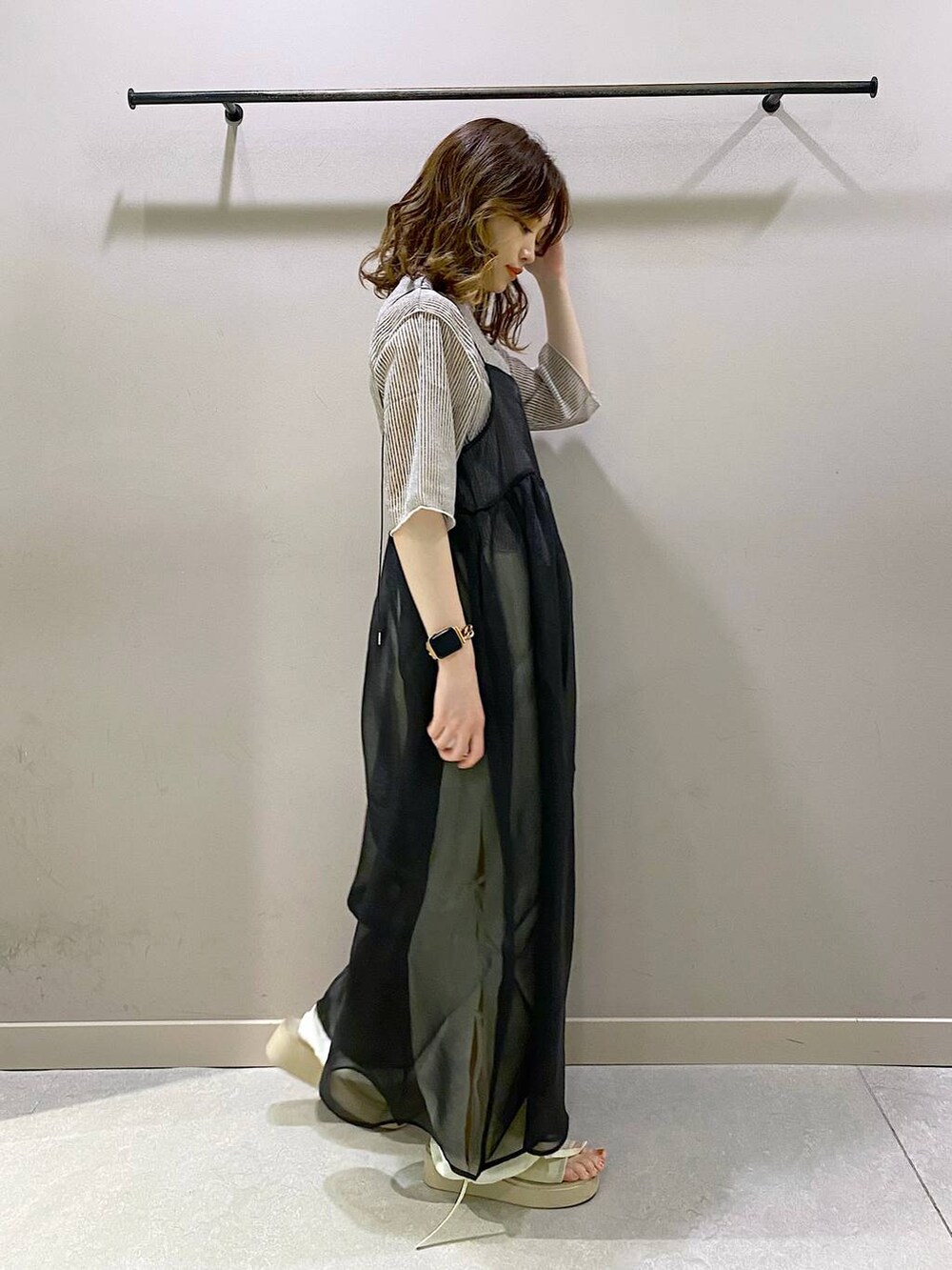 ホワイト系のキャミソール、ホワイト系のサンダル、ホワイト系のTシャツ/カットソーを着用したレディースの夏コーディネートの4枚目の写真