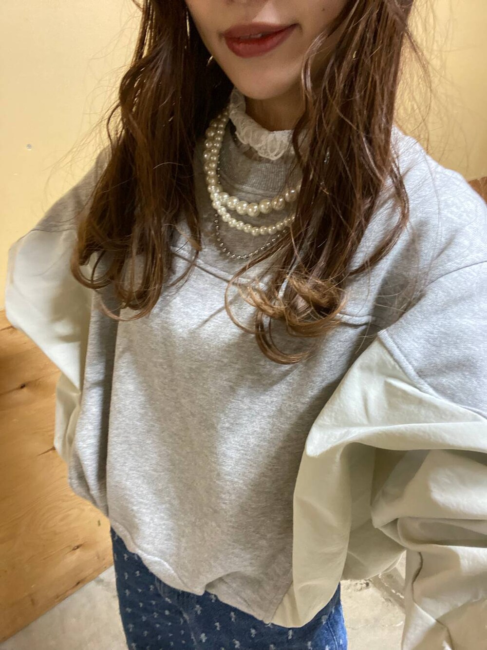 ブルー系のデニムパンツ、ホワイト系のTシャツ/カットソー、グレー系のスウェットを着用したレディースの冬コーディネートの2枚目の写真