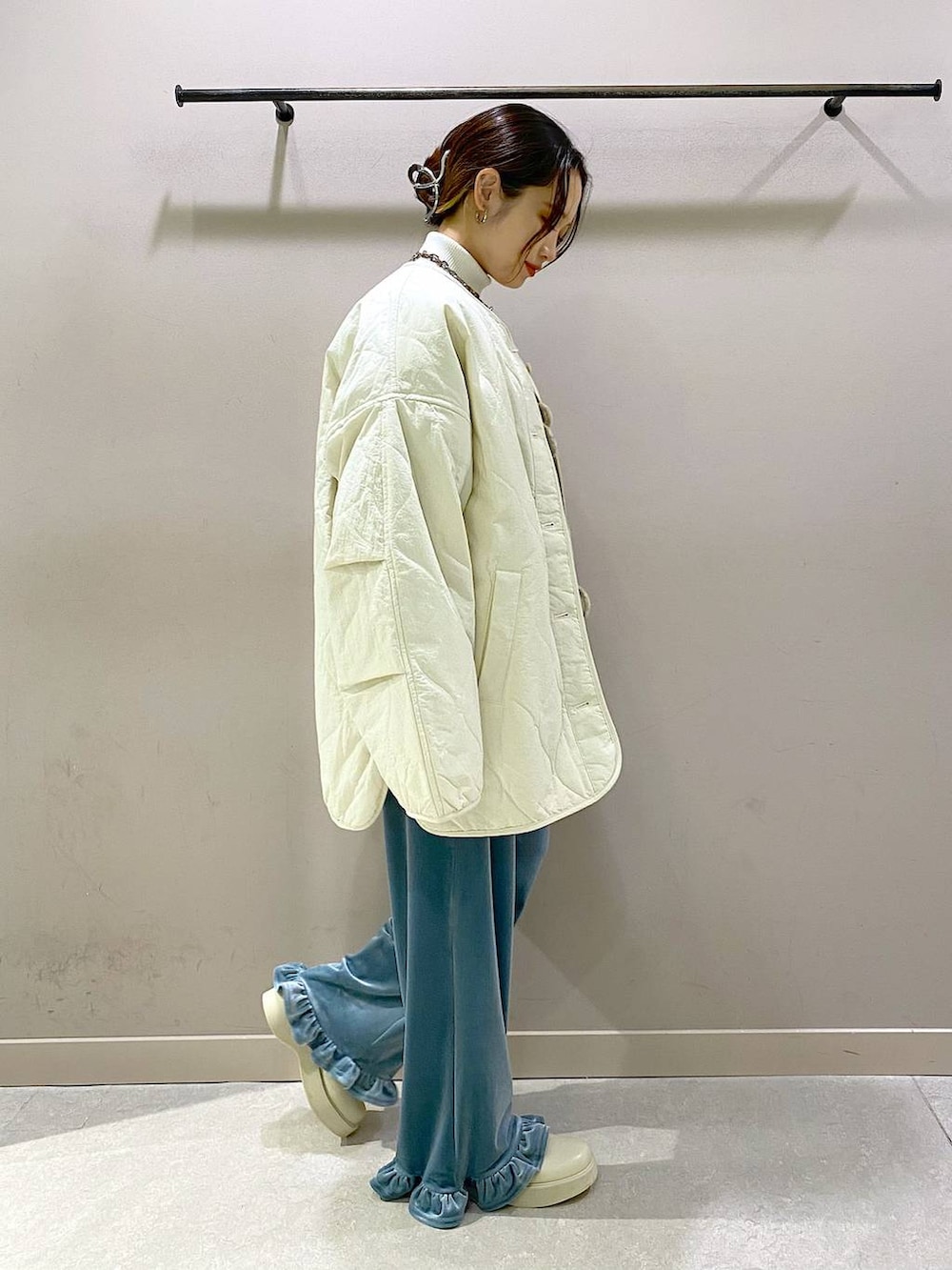 ホワイト系のブルゾン、ホワイト系のニット/セーター、ホワイト系のブーツを着用したレディースの秋コーディネートの4枚目の写真