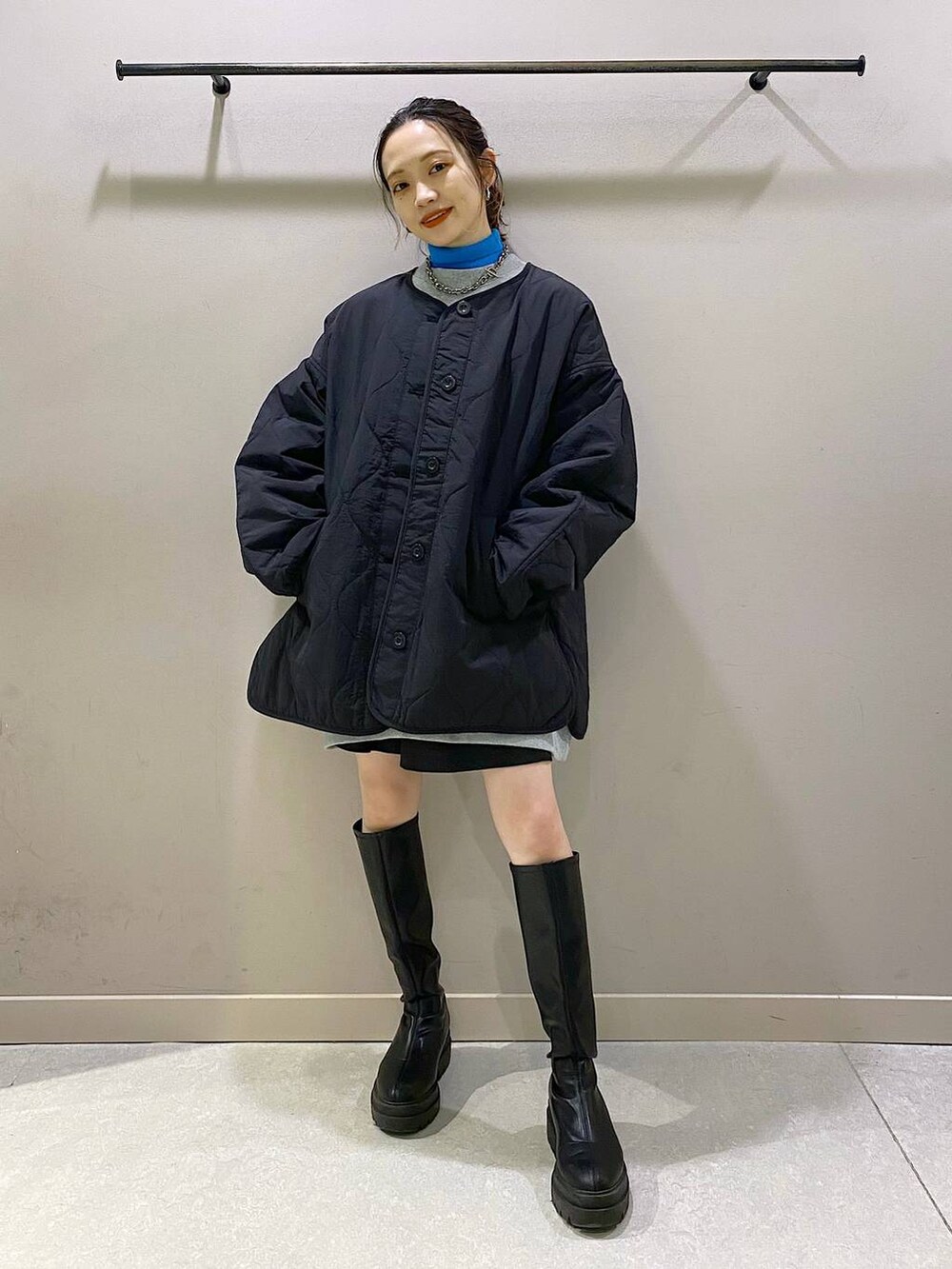 ブラック系のブルゾン、ブルー系のニット/セーター、ブラック系のその他パンツを着用したレディースの冬コーディネートの5枚目の写真