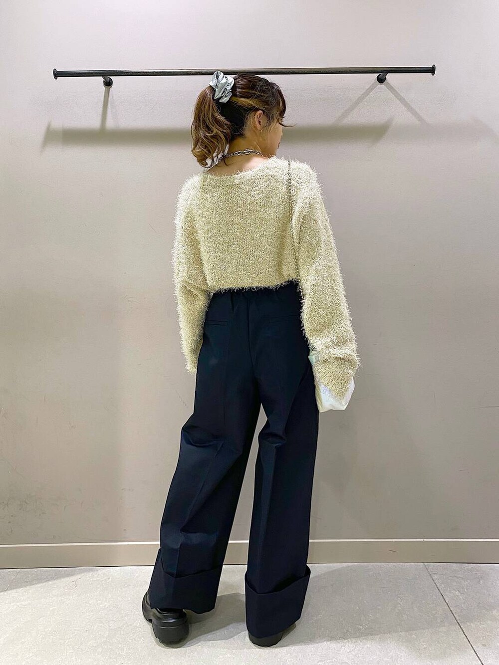 「休日コーデ、低身長、着痩せ・細見え、カジュアル、女子会、ローリーズスタイル_LOWRYS FARM、大人女子カジュアル_LOWRYS FARM、女子ウケ、LOWRYS FARM、カーディガン」|「LOWRYS FARMのシャカシャカシュシュ 963875(ヘアゴム、グレー系)」を使った、naaasuさん(レディース・149cm)の秋コーディネートの3枚目の写真