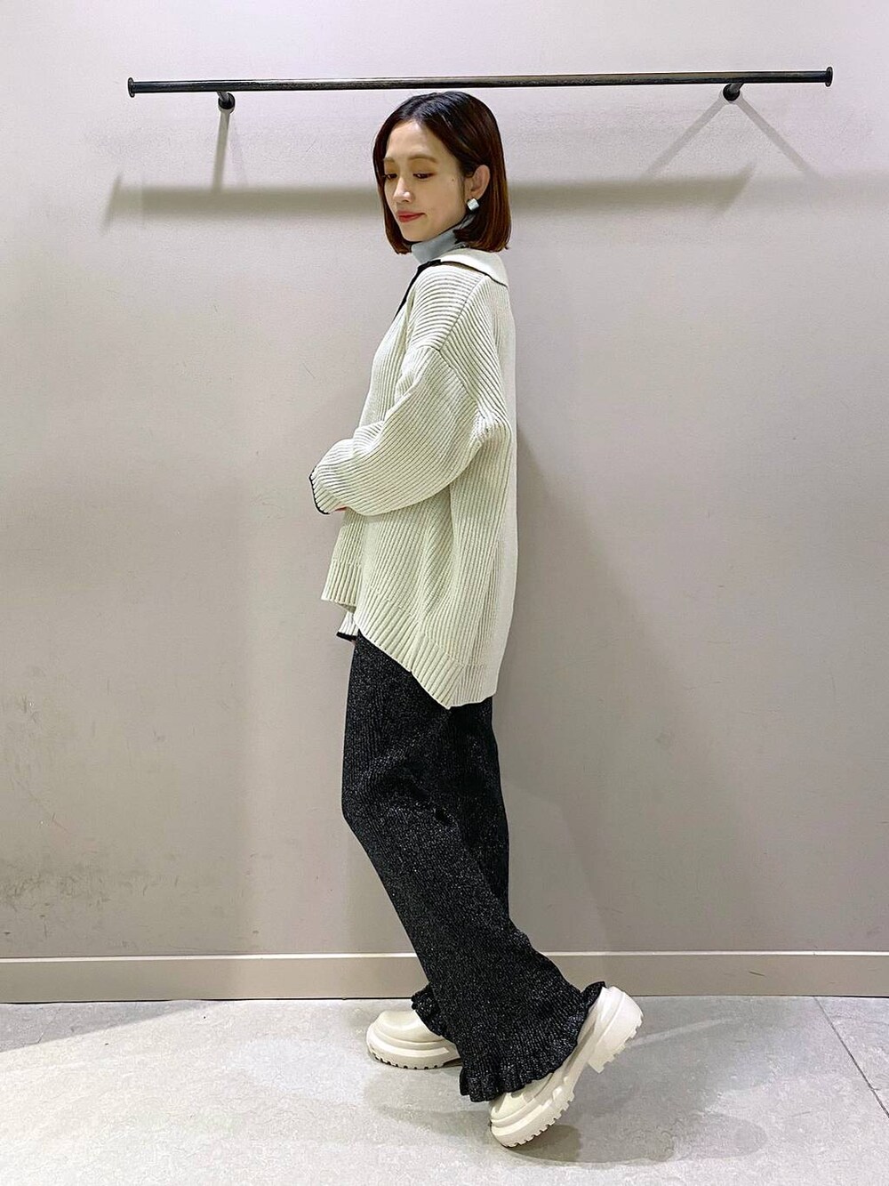 ホワイト系のその他シューズ、ブラック系のその他パンツ、ホワイト系のニット/セーターを着用したレディースの秋コーディネートの2枚目の写真