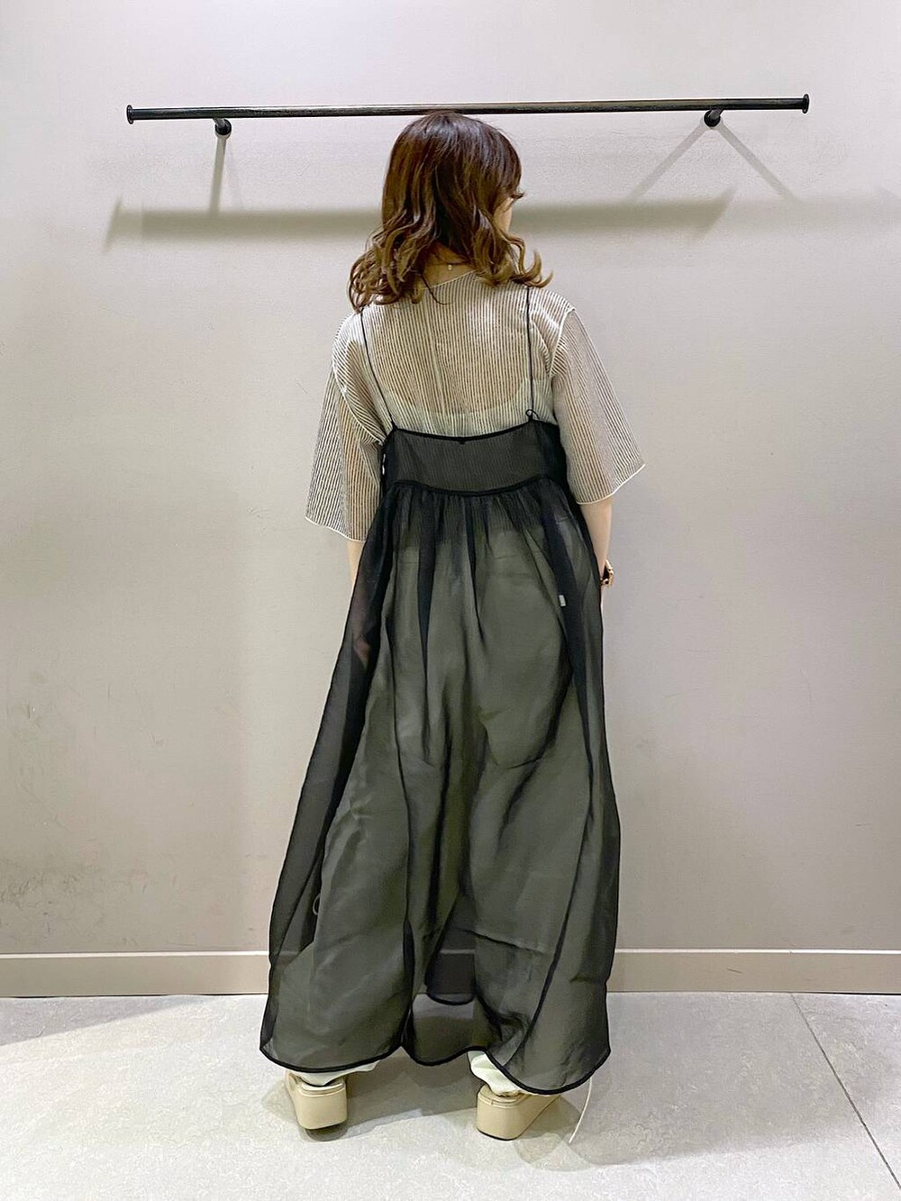 ホワイト系のキャミソール、ホワイト系のサンダル、ホワイト系のTシャツ/カットソーを着用したレディースの夏コーディネートの3枚目の写真