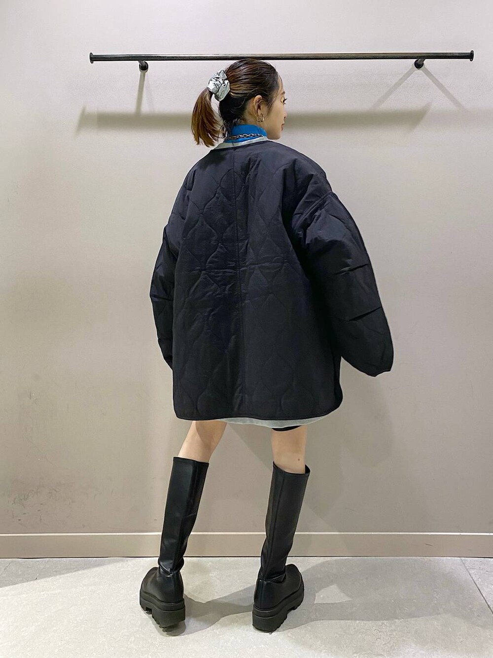 ブラック系のブルゾン、ブルー系のニット/セーター、ブラック系のその他パンツを着用したレディースの冬コーディネートの3枚目の写真