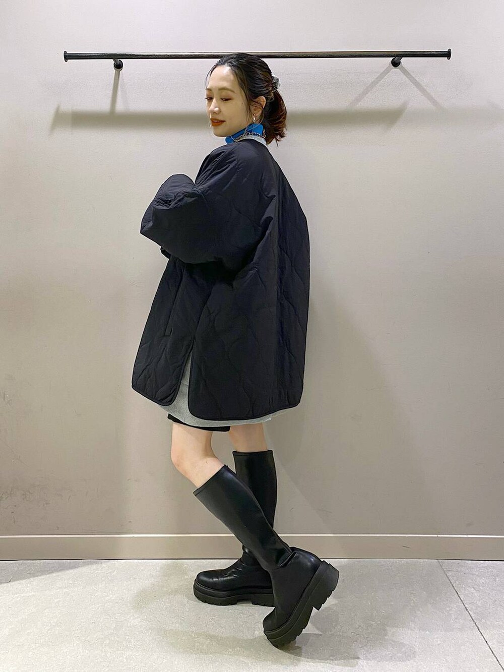 ブラック系のブルゾン、ブルー系のニット/セーター、ブラック系のその他パンツを着用したレディースの冬コーディネートの4枚目の写真