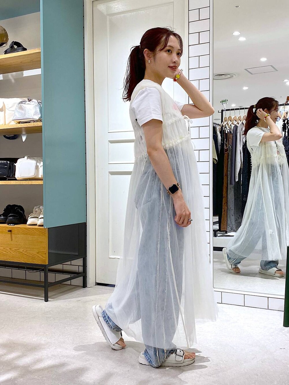 ホワイト系のサンダル、ホワイト系のワンピース、ホワイト系のTシャツ/カットソーを着用したレディースの秋コーディネートの4枚目の写真