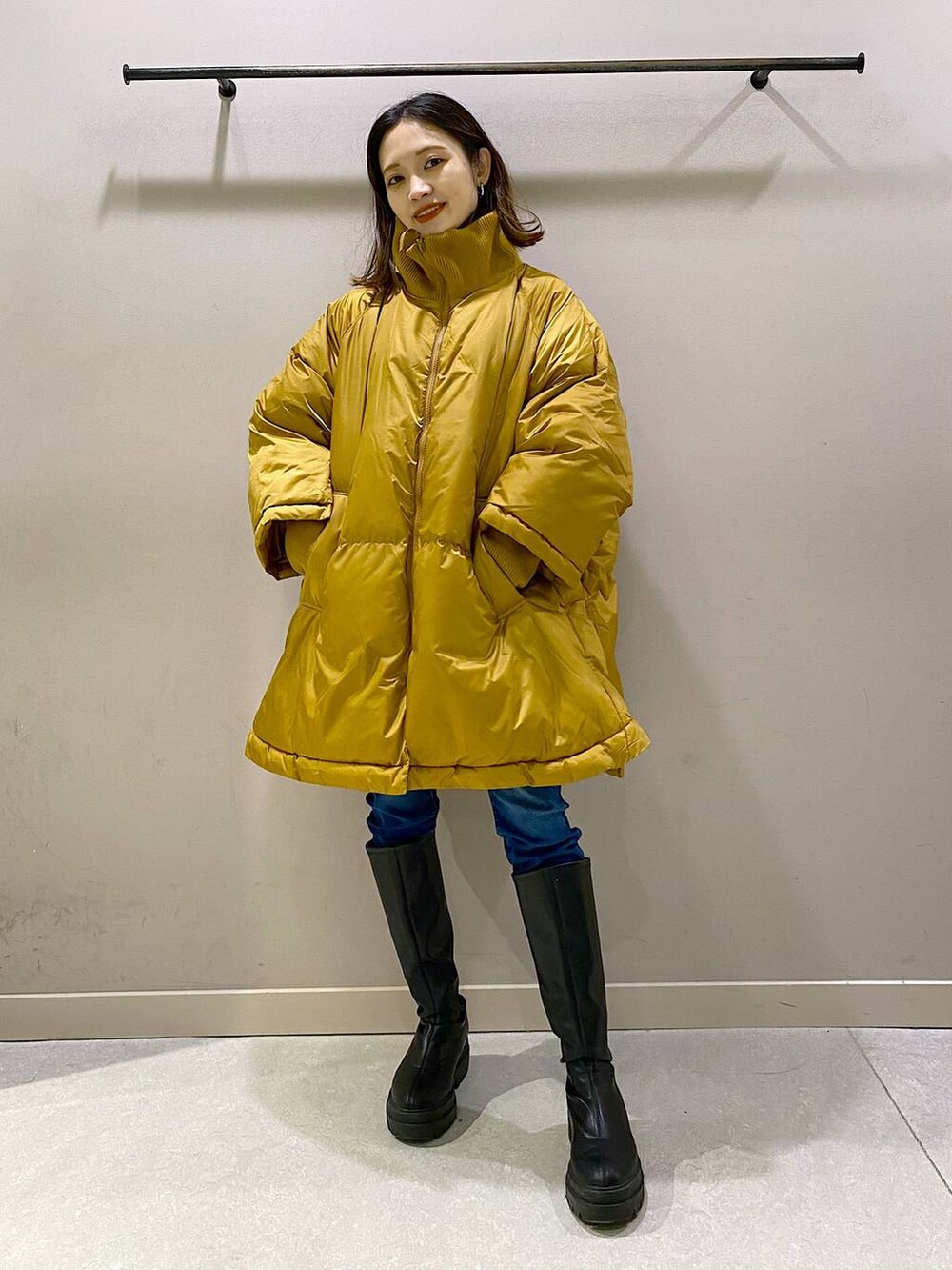 「女子会、低身長、着痩せ・細見え、カジュアル、休日コーデ、秋コーデ、ローリーズスタイル_LOWRYS FARM、大人女子カジュアル_LOWRYS FARM、女子ウケ、LOWRYS FARM、ブーツ、スキニーパンツ、アウター」｜「LOWRYS FARMのスタンドリブポンチョ　 963695（ポンチョ、ブラウン系）」を使った、naaasuさん（レディース・149cm）の冬コーディネートの5枚目の写真