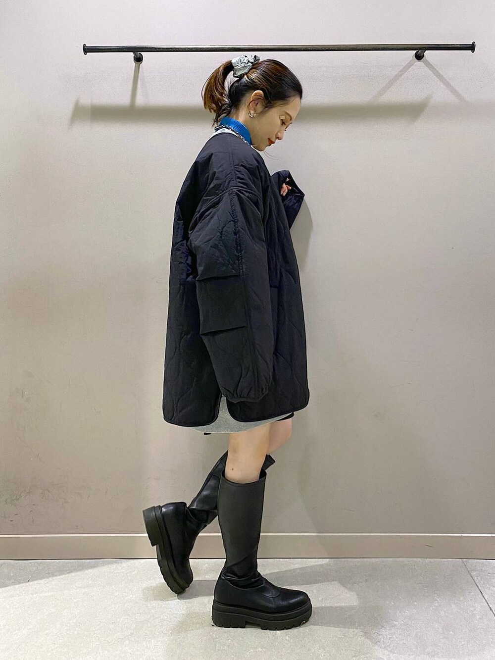 ブラック系のブルゾン、ブルー系のニット/セーター、ブラック系のその他パンツを着用したレディースの冬コーディネートの2枚目の写真