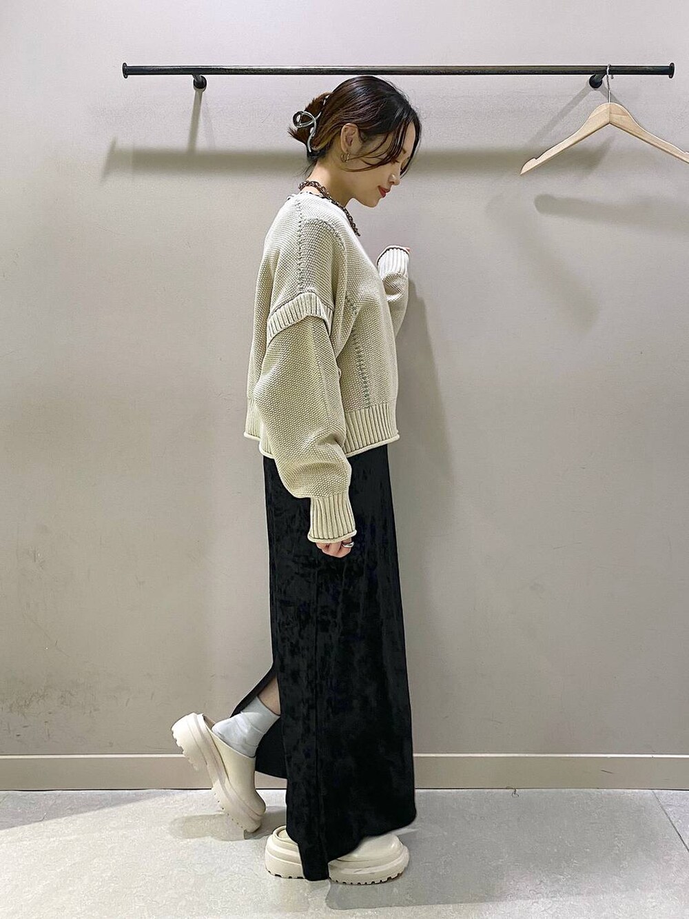 ホワイト系のTシャツ/カットソー、ブラック系のワンピース、ベージュ系のTシャツ/カットソーを着用したレディースの秋コーディネートの4枚目の写真