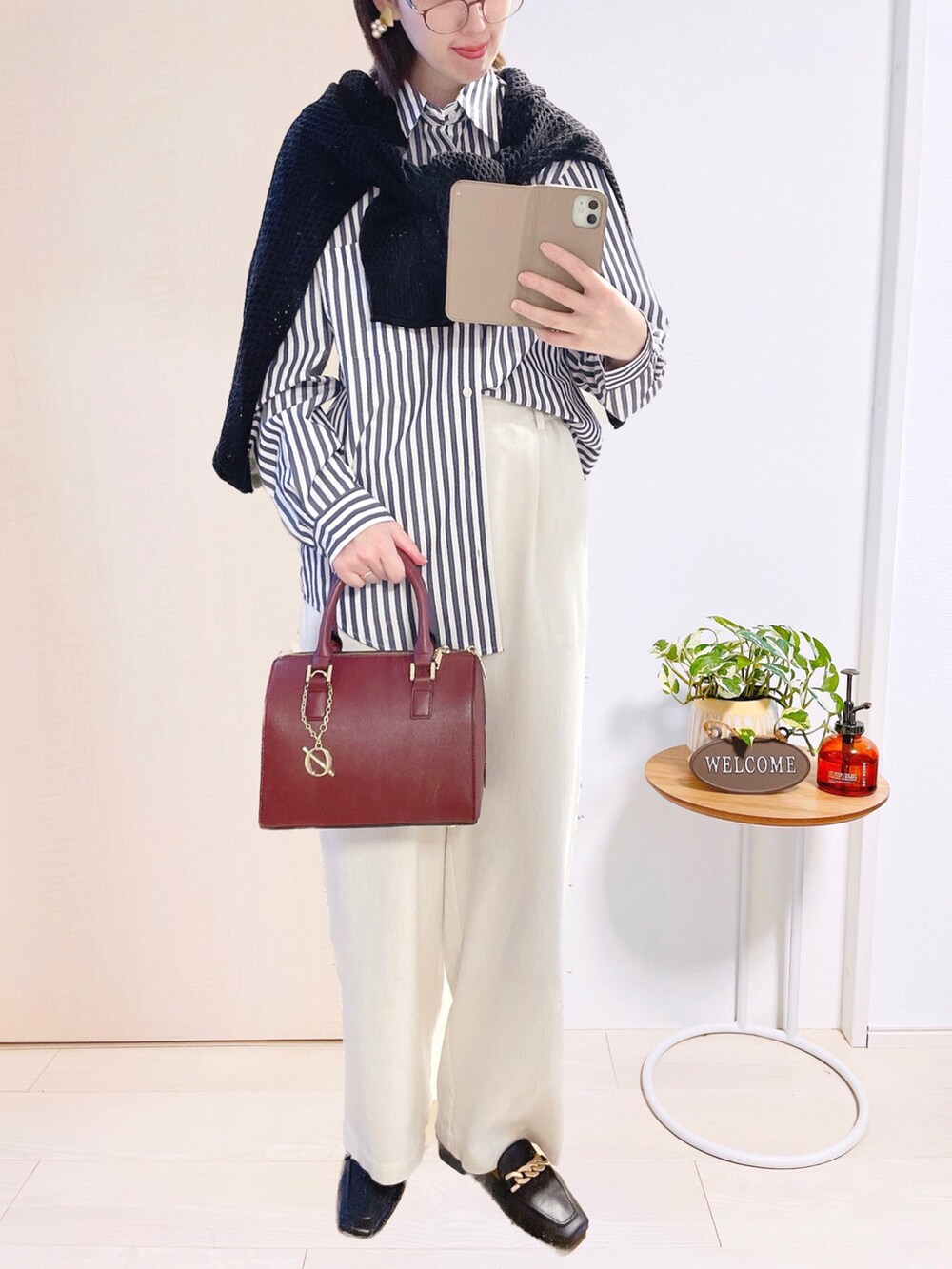 ブルー系のシャツ/ブラウス、ブラック系のカーディガン/ボレロ、ベージュ系のその他パンツを着用したレディースの冬コーディネートの2枚目の写真