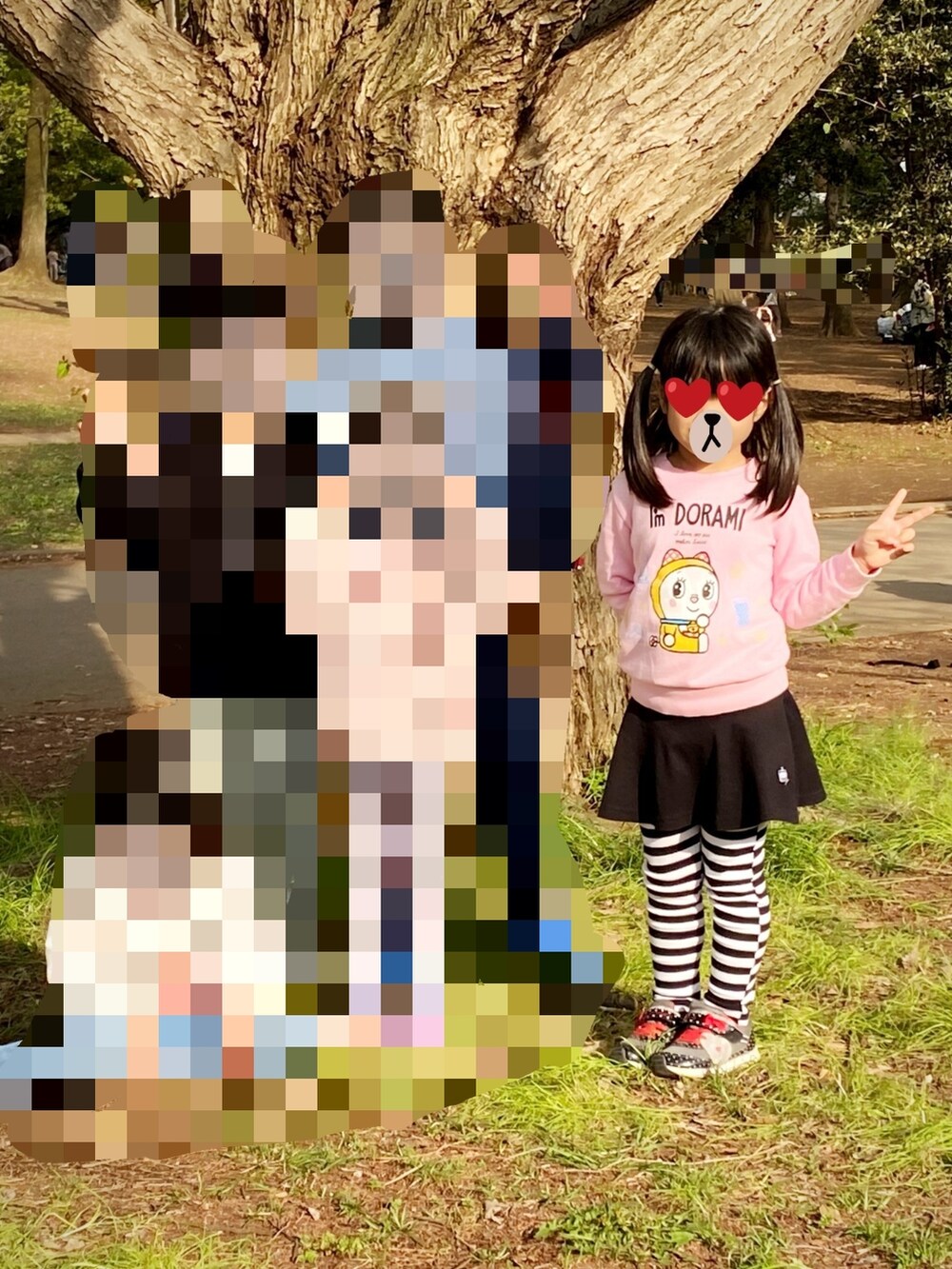 その他のショルダーバッグ、ブラック系のスウェット、ブラック系のバックパック/リュックを着用したレディースの春コーディネートの2枚目の写真