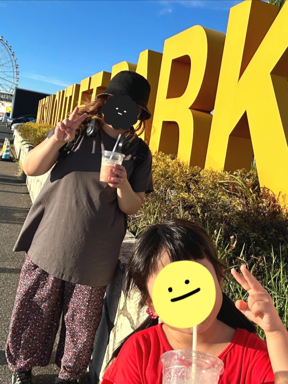 グレー系のTシャツ/カットソー、ブラック系のバックパック/リュック、ピンク系のその他パンツを着用したレディースの夏コーディネートの2枚目の写真